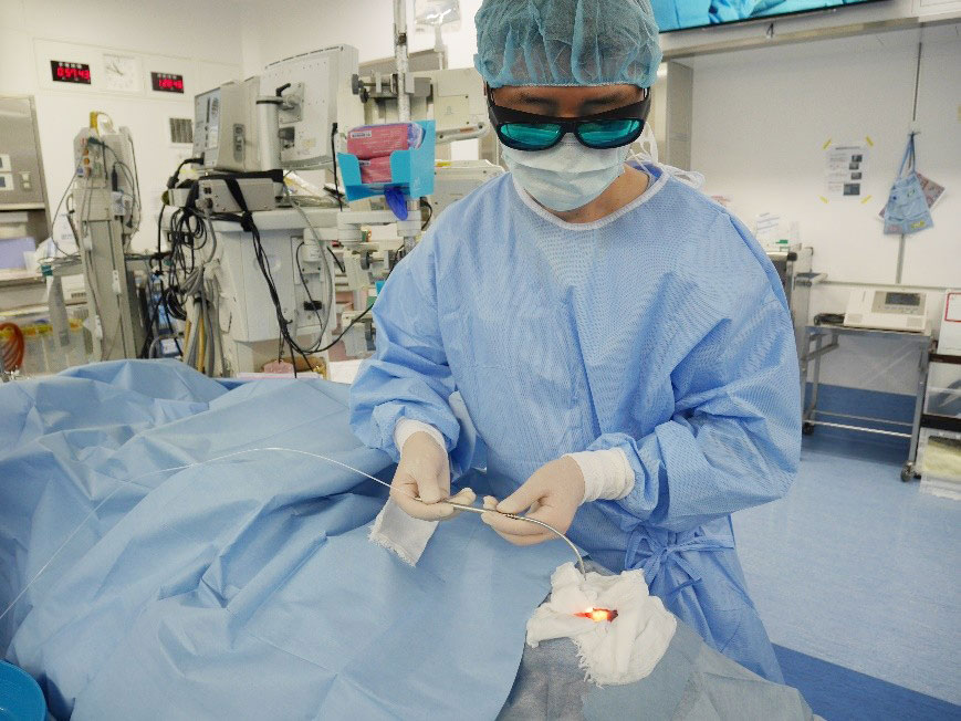 頭頸部アルミノックス治療におけるレーザー照射中の写真