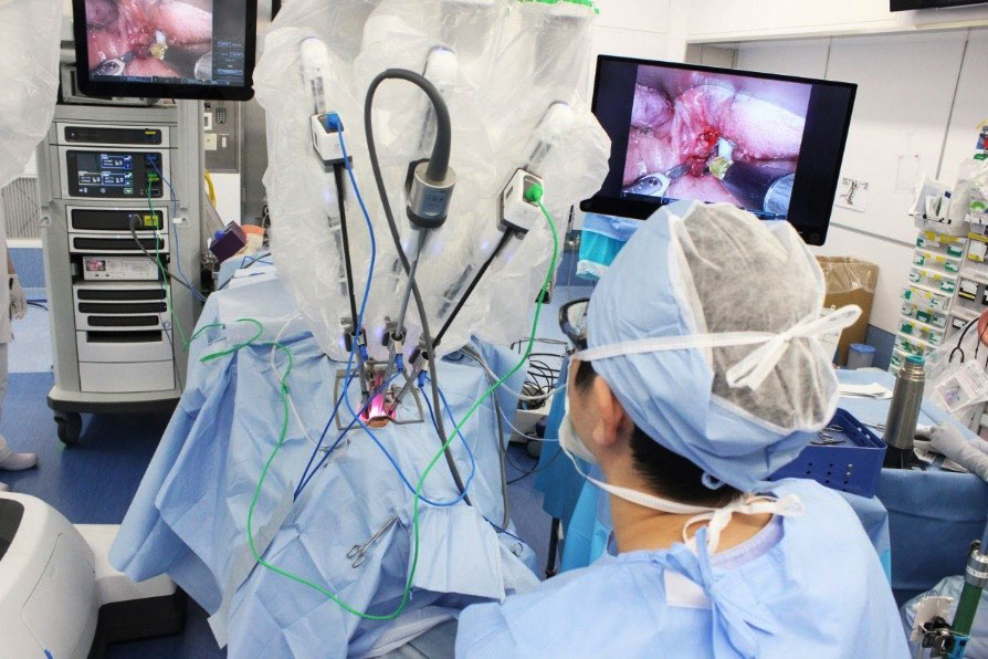 ダヴィンチによる経口的ロボット支援手術の術中写真1