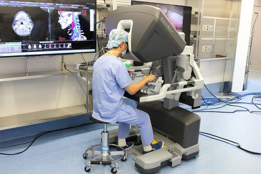 ダヴィンチによる経口的ロボット支援手術の術中写真2